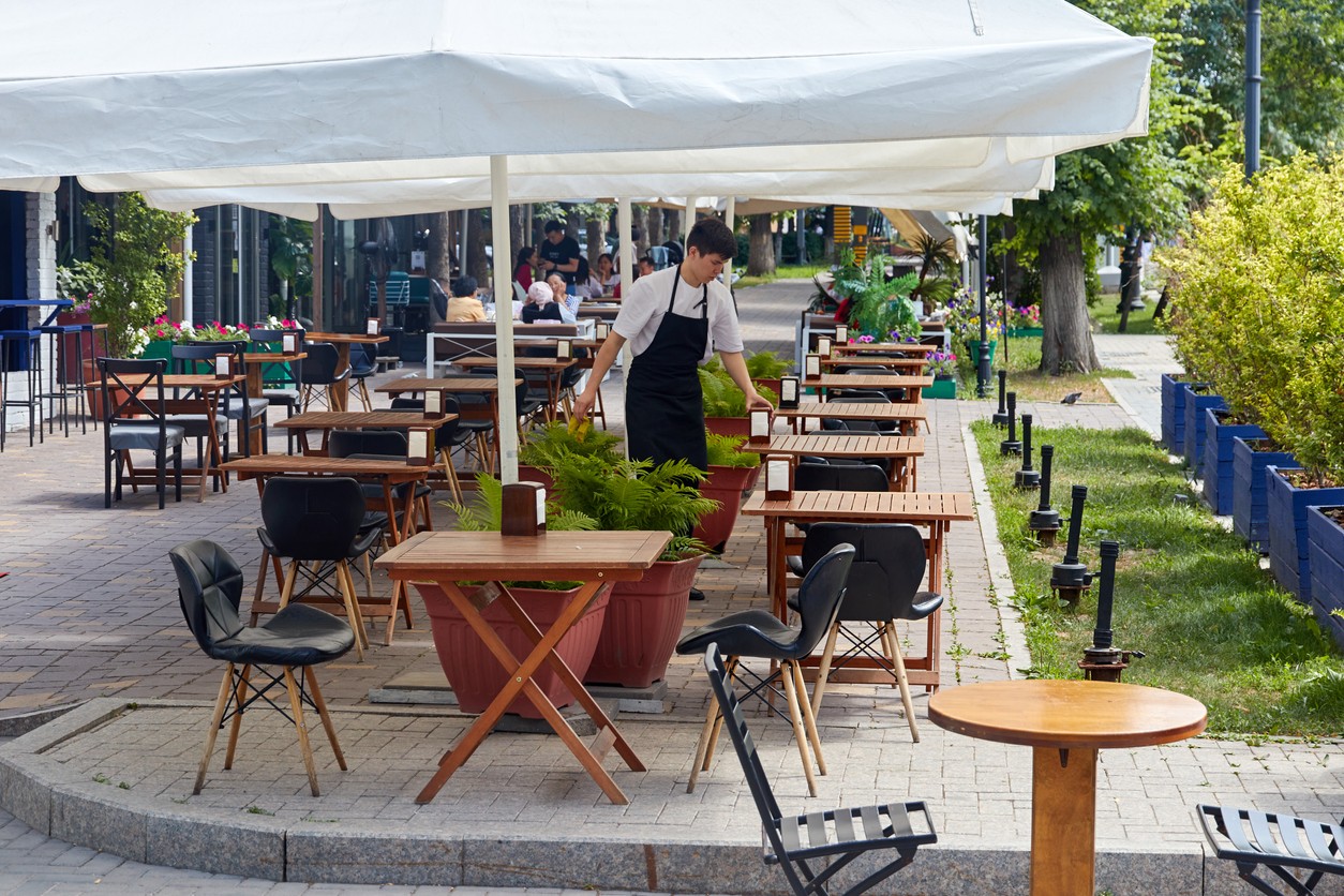 outdoor-restaurant-furniture