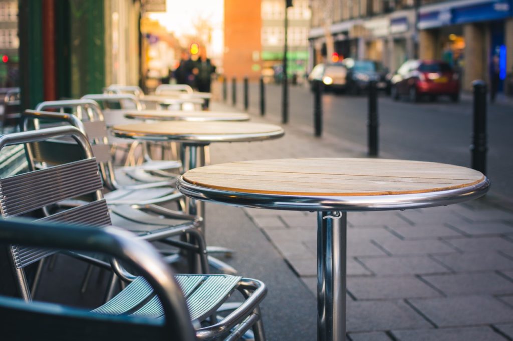 outdoor-restaurant-tables