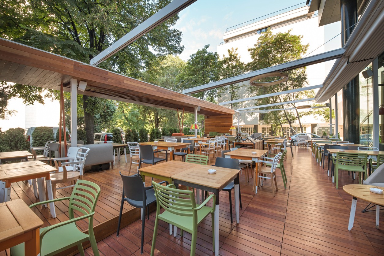 modern-outdoor-restaurant-patio